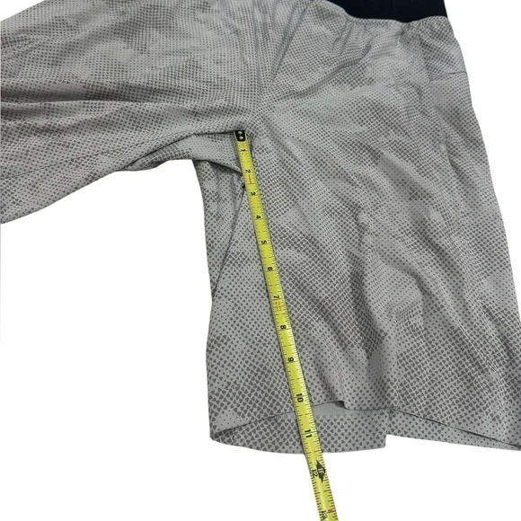 Lululemon Men's Athletic Shorts Patterned Gray and White Small - Picture 8 of 11